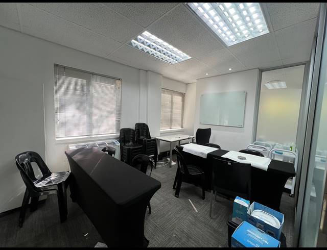 95M² OFFICE TO LET IN HYDE PARK